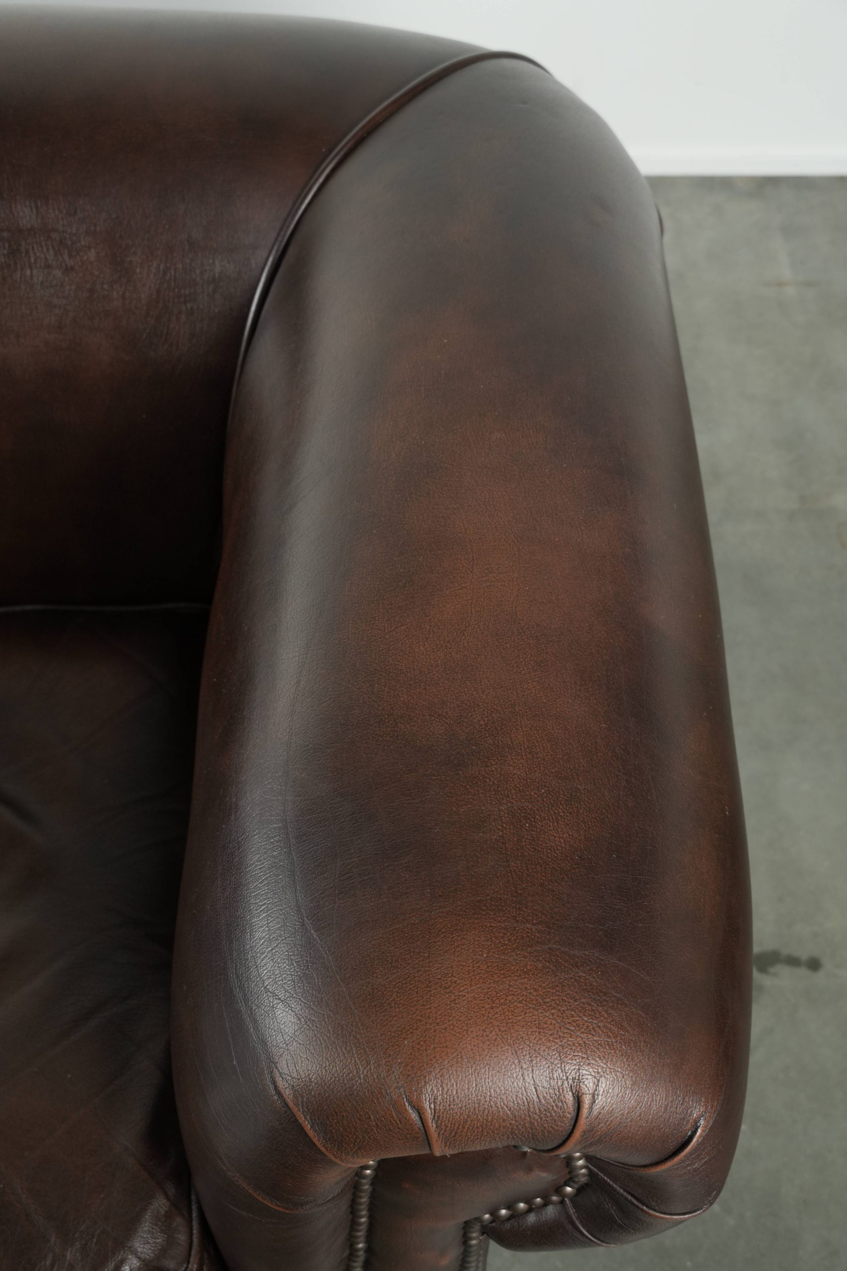 Luxe bruine rundleren set bestaande uit een gladde chesterfield bank en fauteuil met een tijdloze Engelse uitstraling - Afbeelding 9