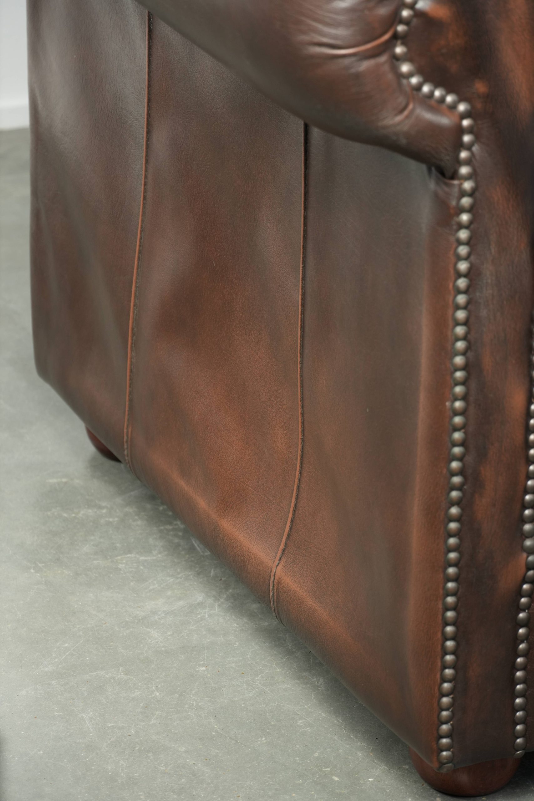 Luxe bruine rundleren set bestaande uit een gladde chesterfield bank en fauteuil met een tijdloze Engelse uitstraling - Afbeelding 10