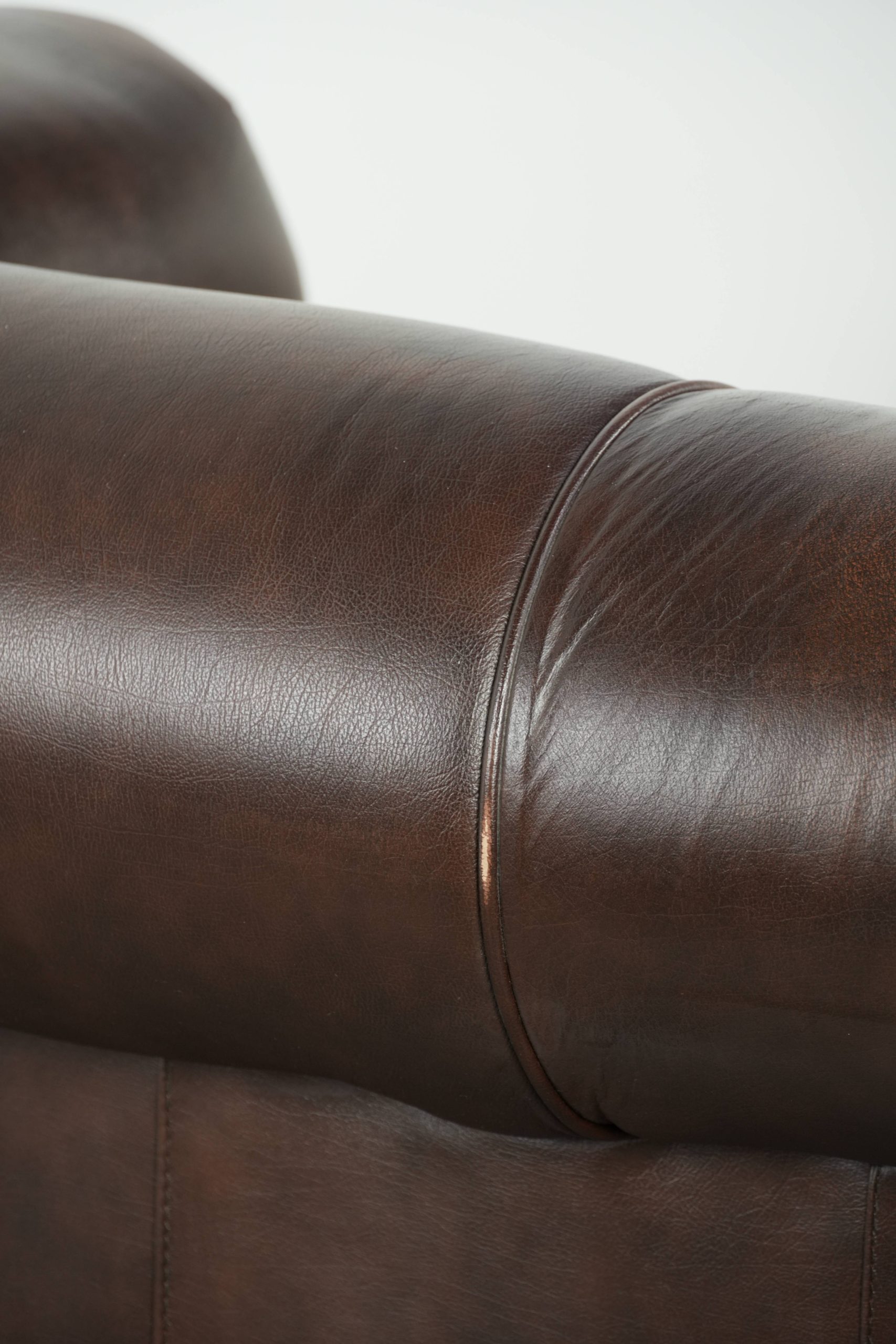 Luxe bruine rundleren set bestaande uit een gladde chesterfield bank en fauteuil met een tijdloze Engelse uitstraling - Afbeelding 11