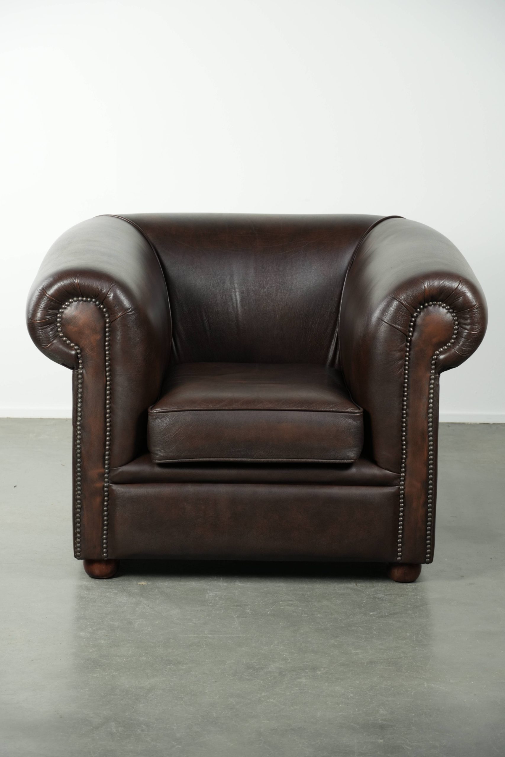 Luxe bruine rundleren set bestaande uit een gladde chesterfield bank en fauteuil met een tijdloze Engelse uitstraling - Afbeelding 12