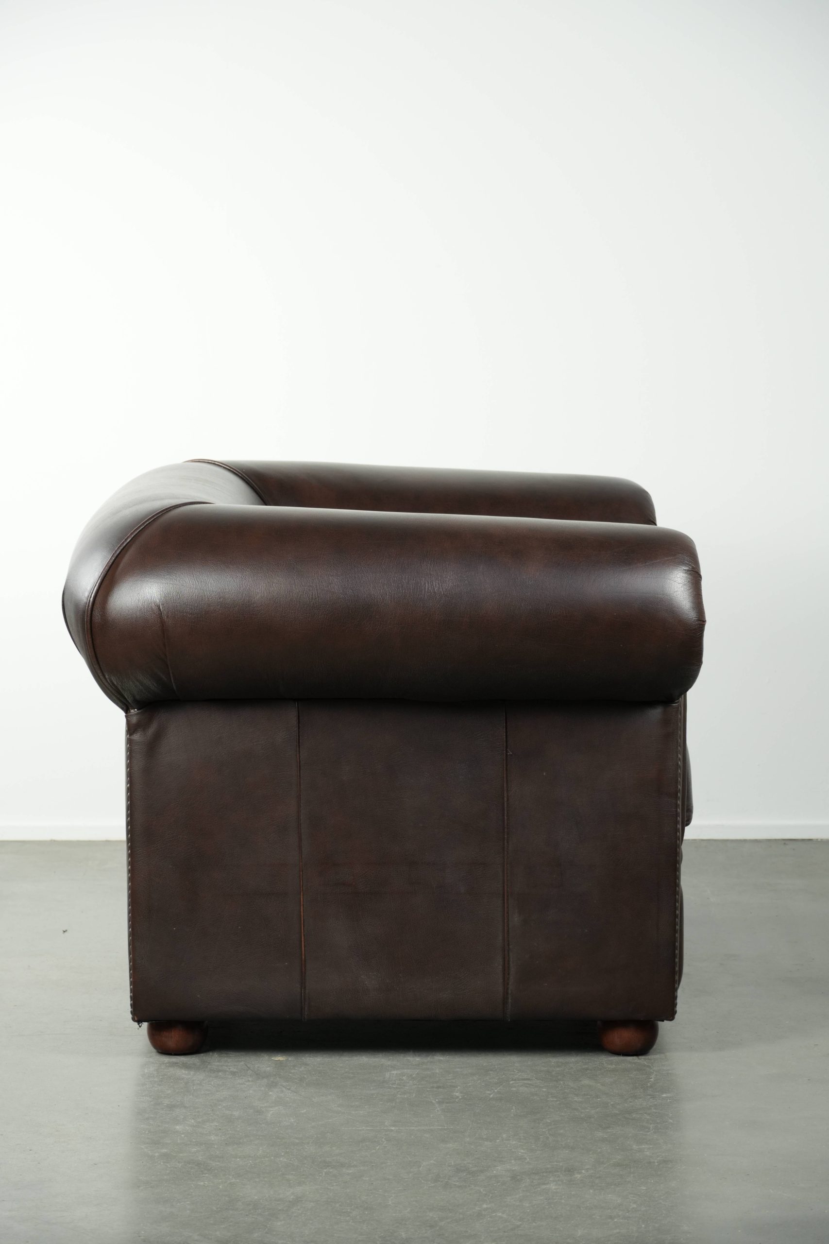 Luxe bruine rundleren set bestaande uit een gladde chesterfield bank en fauteuil met een tijdloze Engelse uitstraling - Afbeelding 13