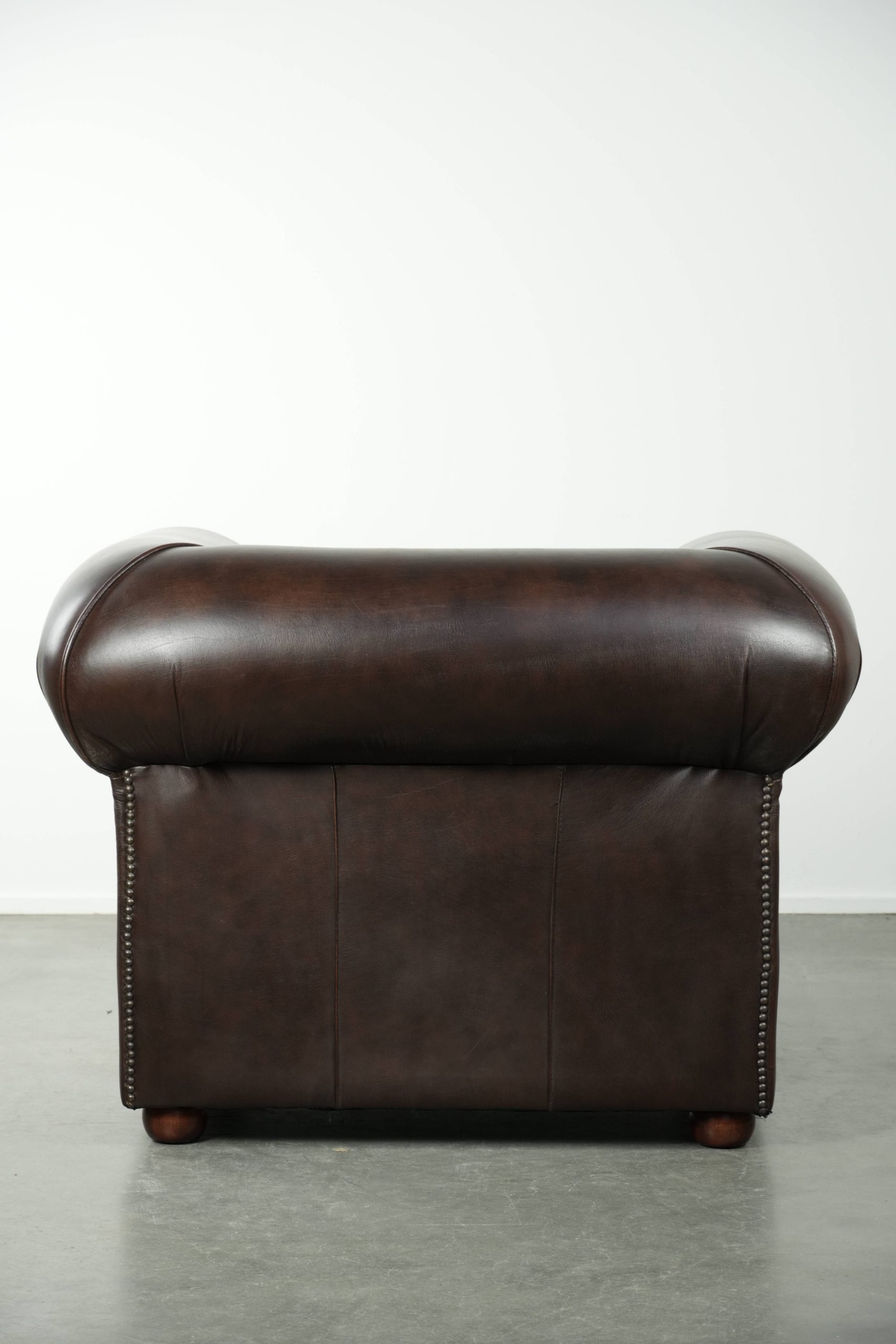 Luxe bruine rundleren set bestaande uit een gladde chesterfield bank en fauteuil met een tijdloze Engelse uitstraling - Afbeelding 14