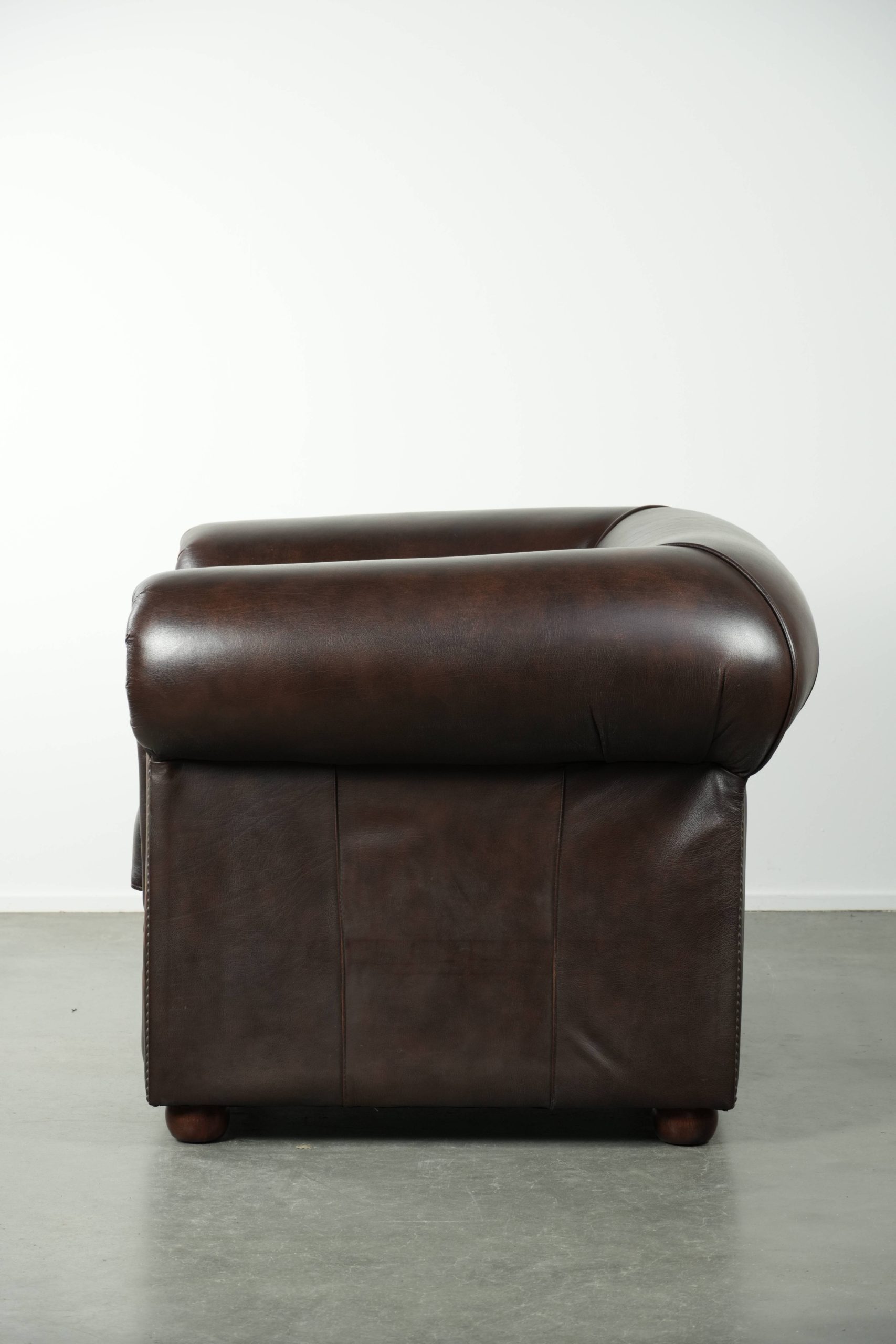 Luxe bruine rundleren set bestaande uit een gladde chesterfield bank en fauteuil met een tijdloze Engelse uitstraling - Afbeelding 15