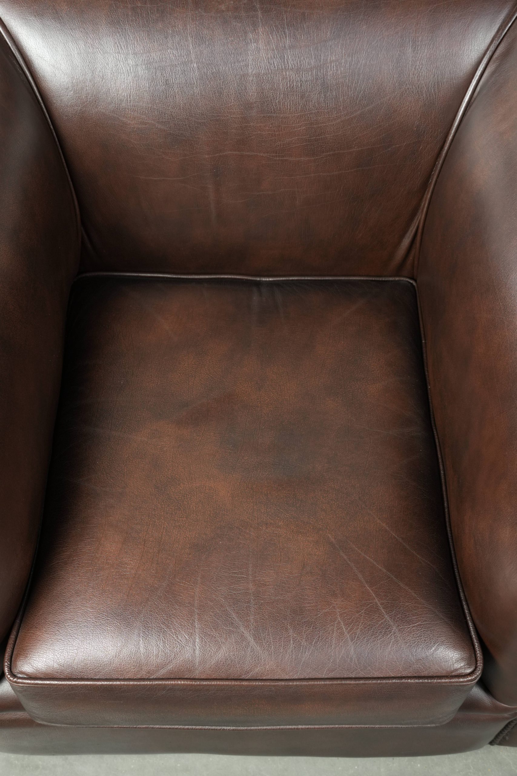 Luxe bruine rundleren set bestaande uit een gladde chesterfield bank en fauteuil met een tijdloze Engelse uitstraling - Afbeelding 16