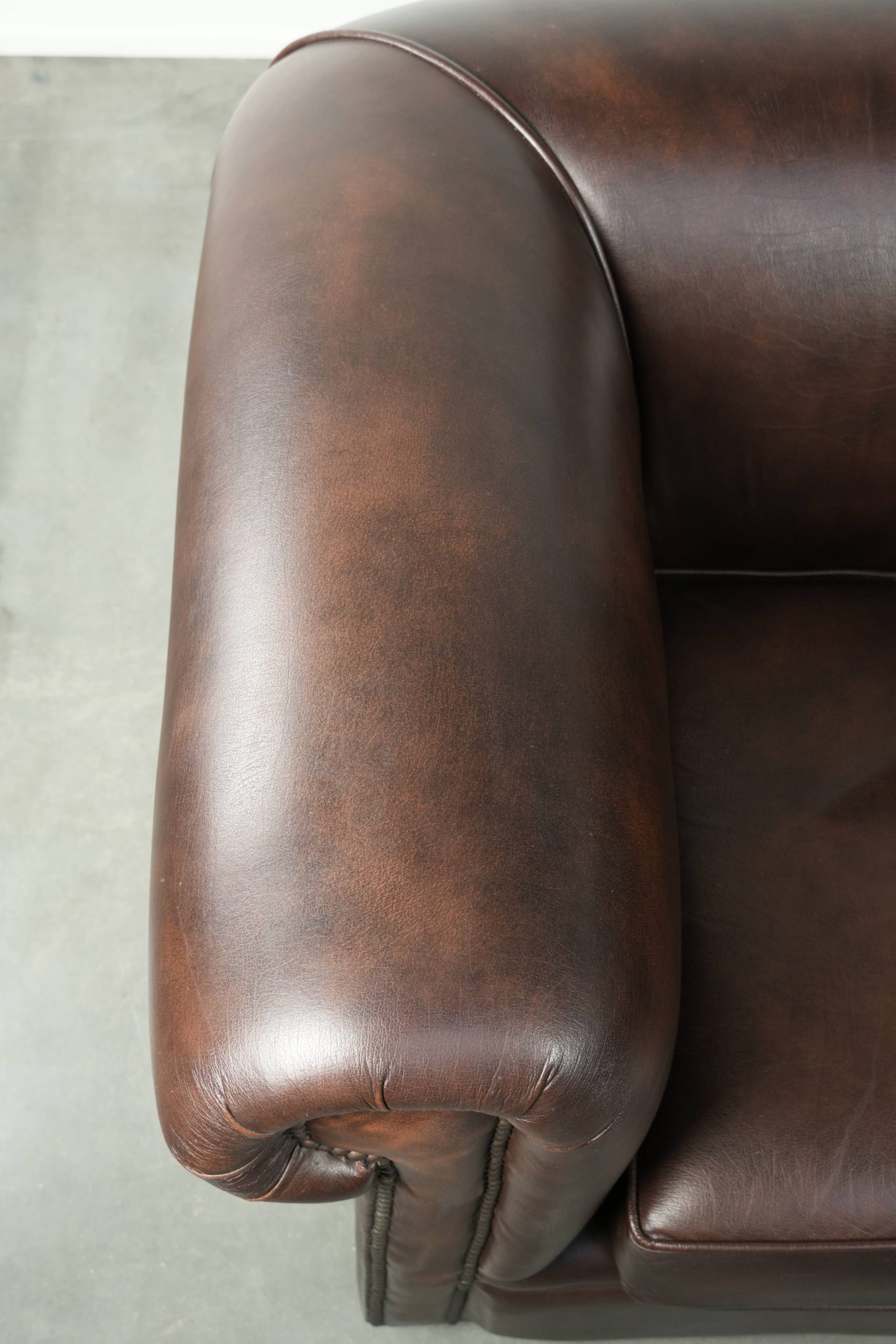 Luxe bruine rundleren set bestaande uit een gladde chesterfield bank en fauteuil met een tijdloze Engelse uitstraling - Afbeelding 17