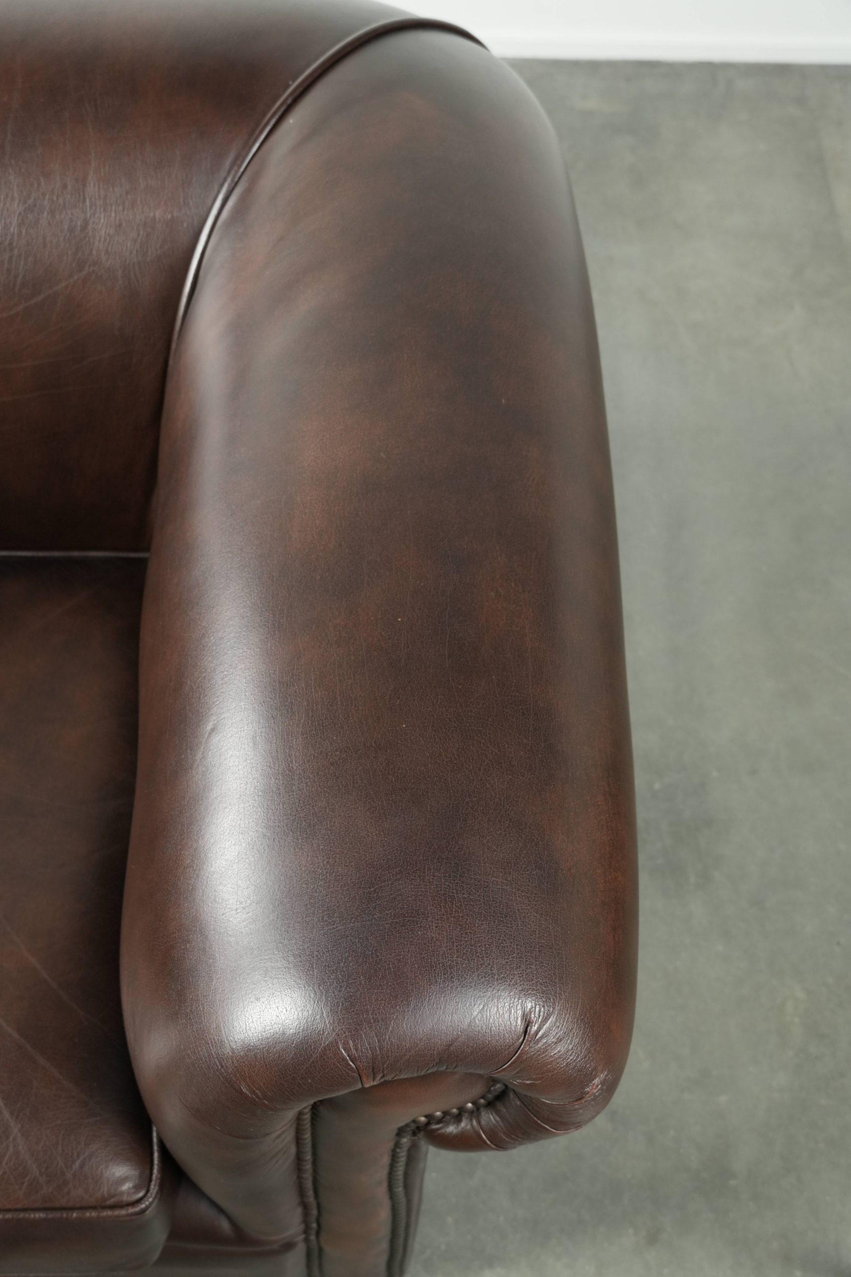 Luxe bruine rundleren set bestaande uit een gladde chesterfield bank en fauteuil met een tijdloze Engelse uitstraling - Afbeelding 18