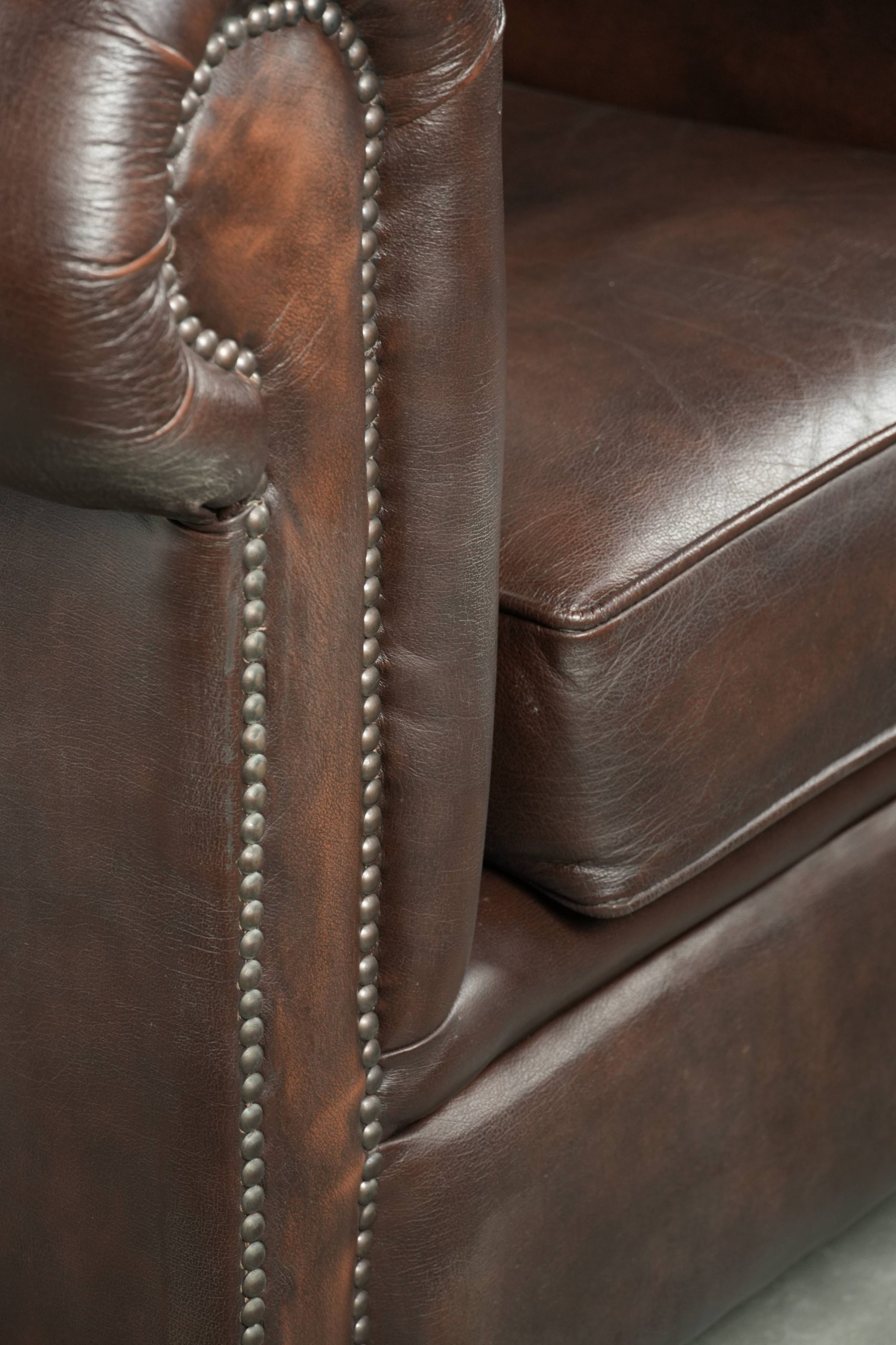 Luxe bruine rundleren set bestaande uit een gladde chesterfield bank en fauteuil met een tijdloze Engelse uitstraling - Afbeelding 19