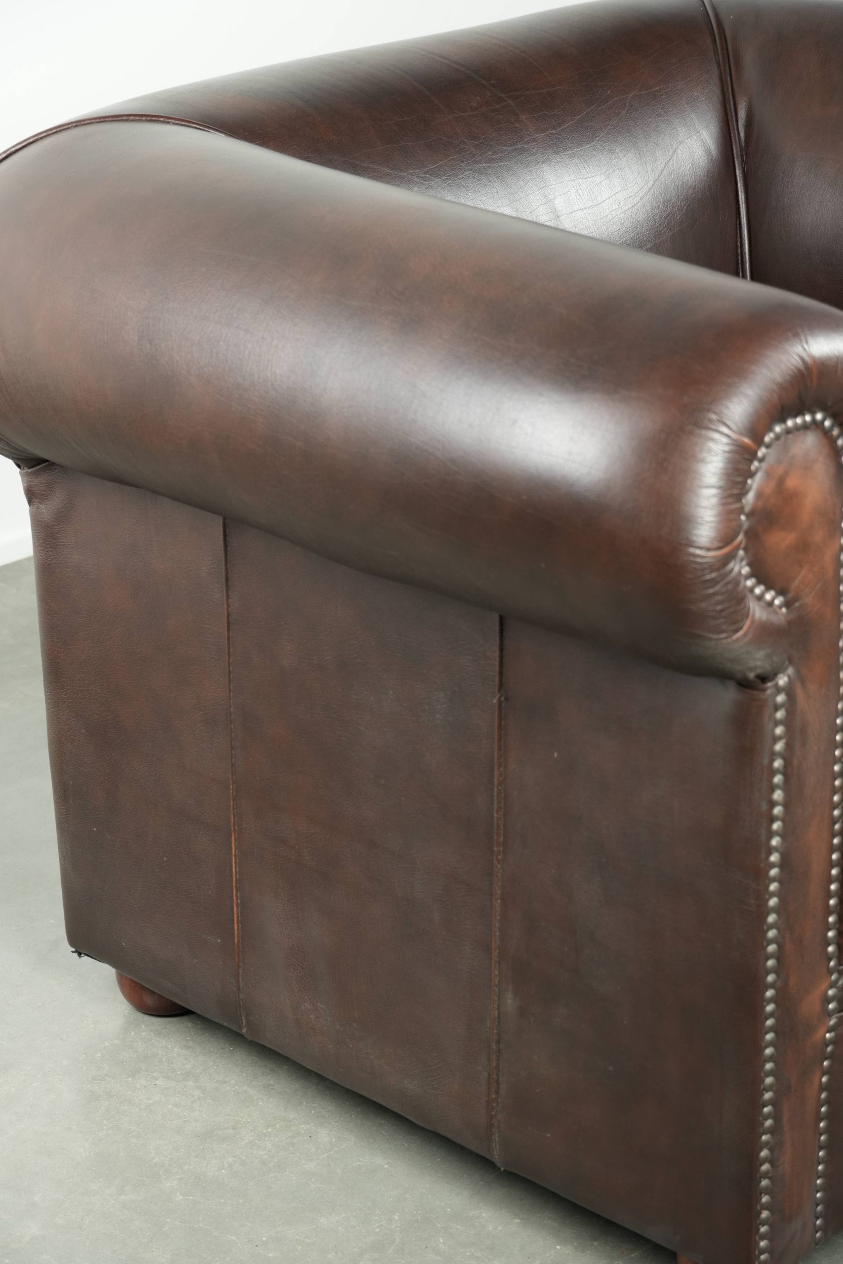 Luxe bruine rundleren set bestaande uit een gladde chesterfield bank en fauteuil met een tijdloze Engelse uitstraling - Afbeelding 20