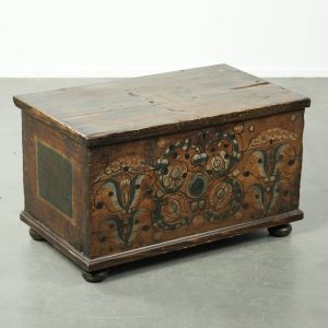 Subtiele en decoratieve met de hand beschilderde antieke Oostenrijkse bruid kist met karakter
