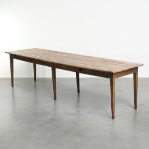 Prachtige grote Franse oud grenen boeren XXL tafel voor 8 tot 10 personen met mooie originele details uit de 19e eeuw