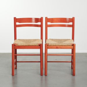 Set van twee leuke rode vintage houten stoeltjes uit de jaren '70 met een gevlochten rieten zitting