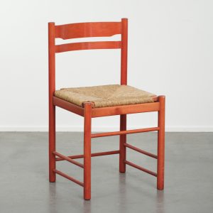 Leuke rood vintage houten stoeltje uit de jaren '70 met een gevlochten rieten zitting