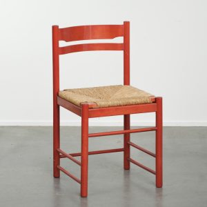 Rood vintage houten stoeltje uit de jaren ’70 met een gevlochten rieten zitting