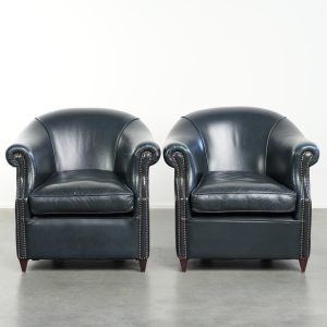 Mooie en comfortabele set donkerblauwe rundleren clubfauteuils met een uniek en tijdloos design