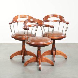 Set van 3 draaibare Schuitema stoelen/ bijzetstoelen/ bureaustoelen met een cognac kleurige rundleren zitting, uit de Shaker serie