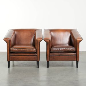 Mooie set van twee strakke schapenleren Art Deco design armchairs/ fauteuils met zwarte biezen en prachtige warme kleuren 