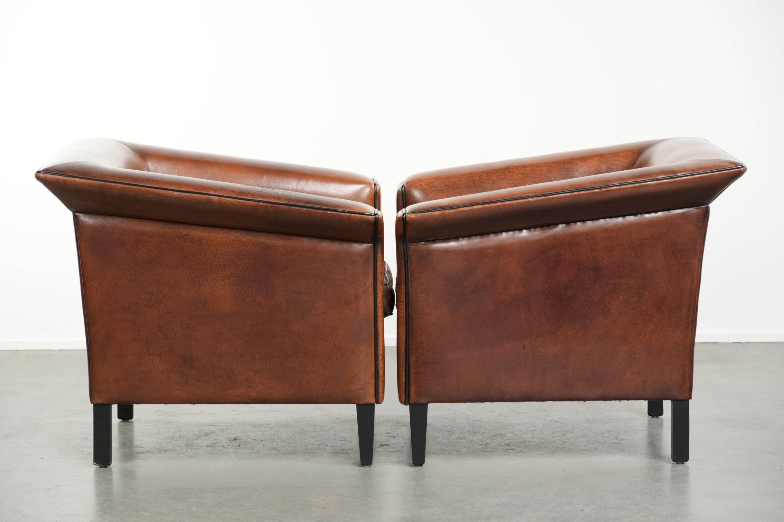 Mooie set van twee strakke schapenleren Art Deco design armchairs/ fauteuils met zwarte biezen en prachtige warme kleuren - Afbeelding 2