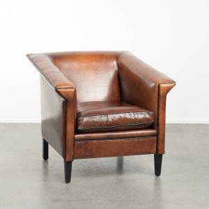 Mooie strakke schapenleren Art Deco design armchair/ fauteuil met zwarte biezen en een prachtige warme kleur