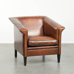 Strakke schapenleren Art Deco design armchair/ fauteuil met zwarte biezen en een prachtige warme kleur