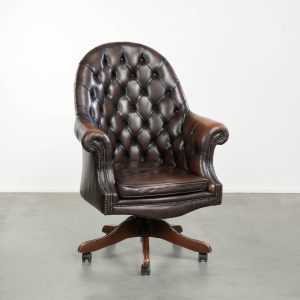 Mooie oude bruine rundleren chesterfield bureaustoel op wieltjes in luxe Engelse stijl