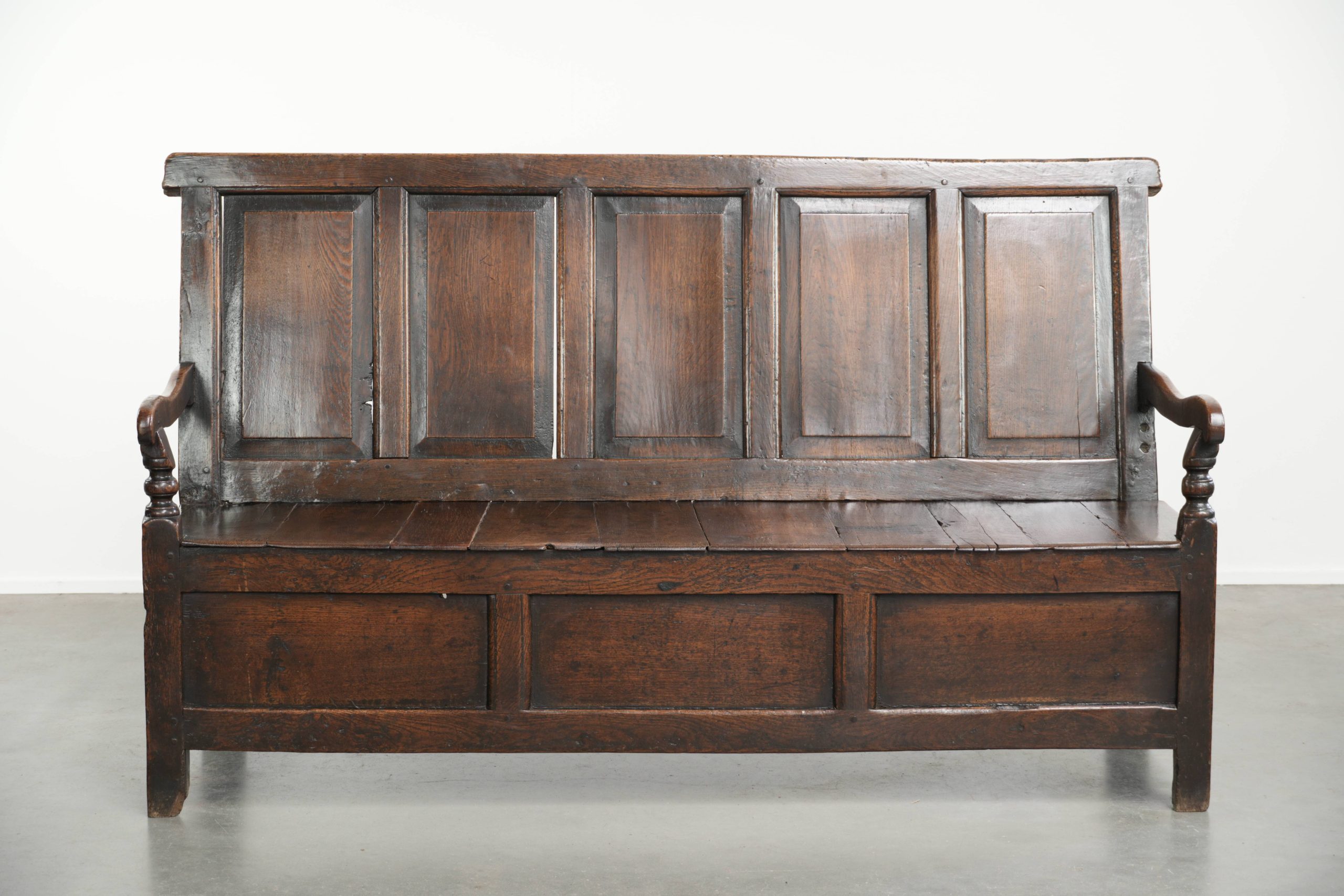 Prachtige antieke Engelse houten bank/ halbank uit begin 18e eeuw met prachtige warme kleuren en mooie details - Afbeelding 2