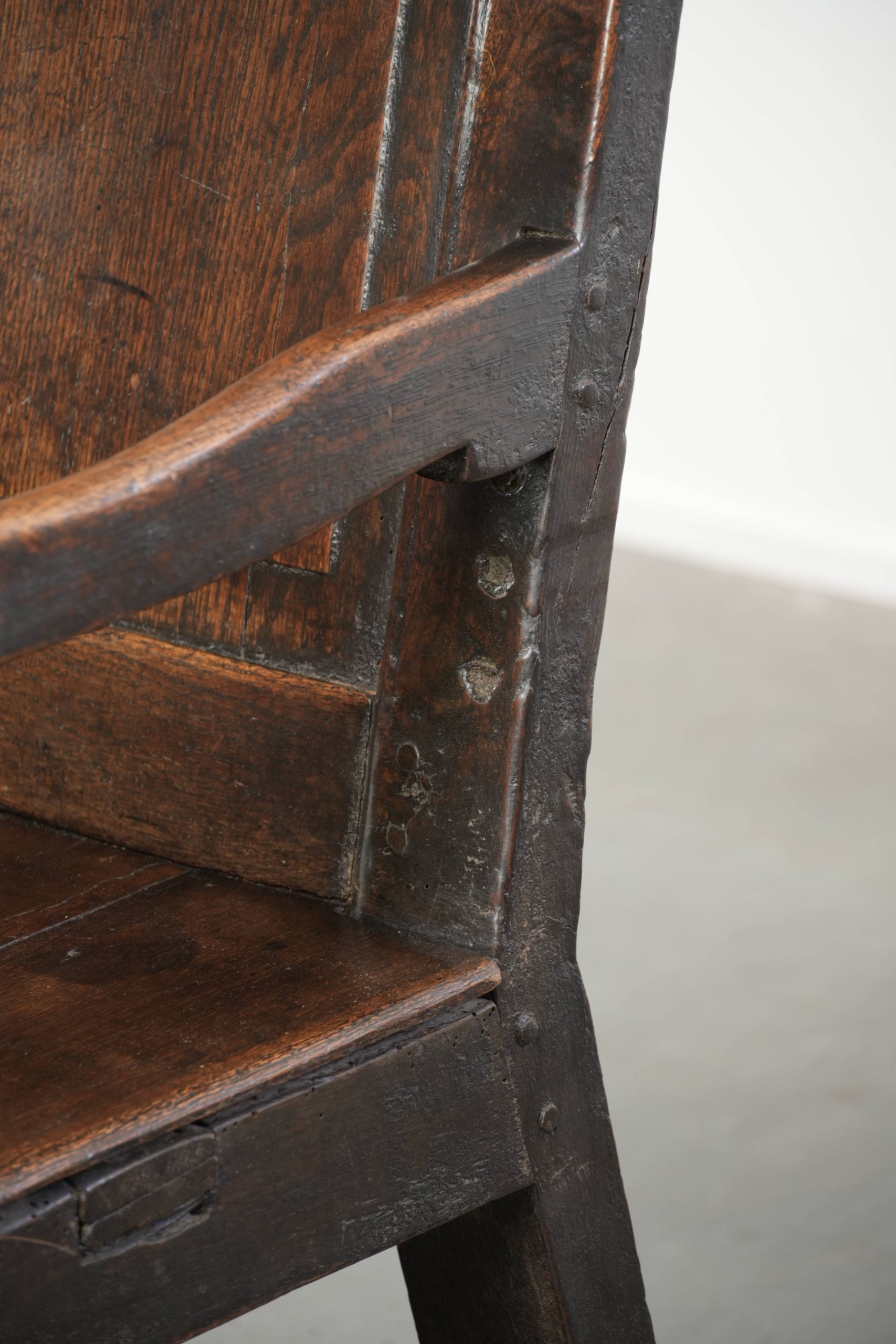 Prachtige antieke Engelse houten bank/ halbank uit begin 18e eeuw met prachtige warme kleuren en mooie details - Afbeelding 11