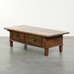 Antieke 18e eeuwse Zuid Europese salontafel gemaakt van kastanjehout voorzien van 2 lades met een prachtig patina