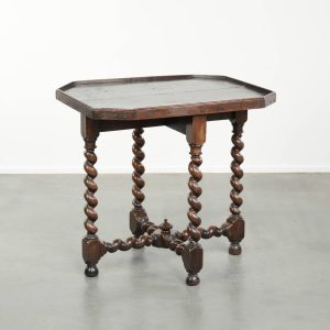 Zeer bijzondere antieke Engelse notenhouten bijzet/ center table met mooie gedraaide poten en een 8 kantig blad uit ca. 1680