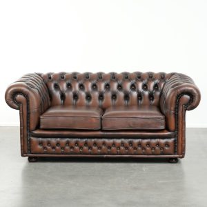 Leuke rundleren chesterfield 2 zits bank in Engelse stijl in een mooie tijdloze bruine kleur