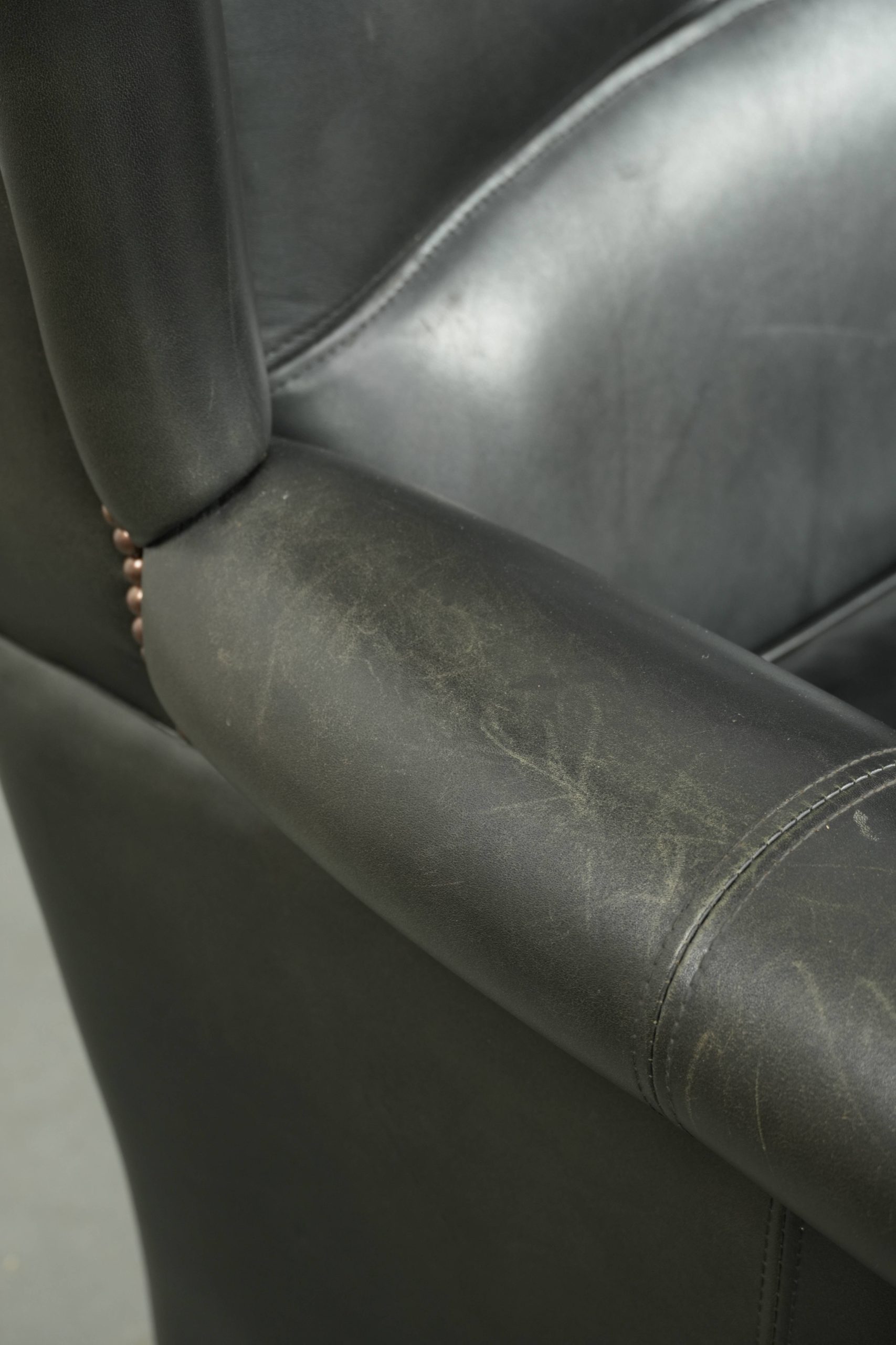 Zwarte rundleren oorfauteuil in een klassiek Engelse stijl afgewerkt met siernagels - Afbeelding 12