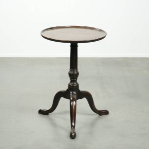 Charmante antieke Engelse ronde bijzet/ wijntafel uit eind 18e/ begin 19e eeuw met een prachtige diep en warm patina
