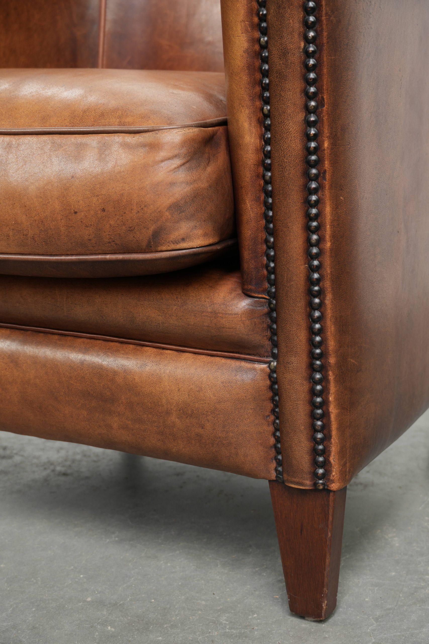 Karaktervolle schapenleren clubfauteuil met een warme cognac kleur afgewerkt met siernagels - Afbeelding 10