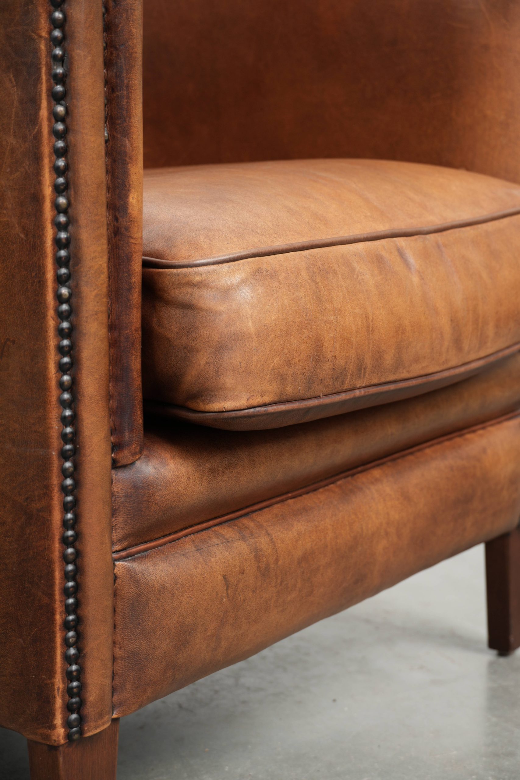 Karaktervolle schapenleren clubfauteuil met een warme cognac kleur afgewerkt met siernagels - Afbeelding 12