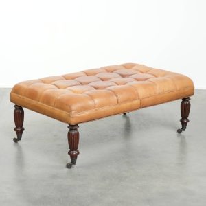 Grote xxl schapenleren hocker/ salontafel op wieltjes in klassiek Engelse chesterfield stijl