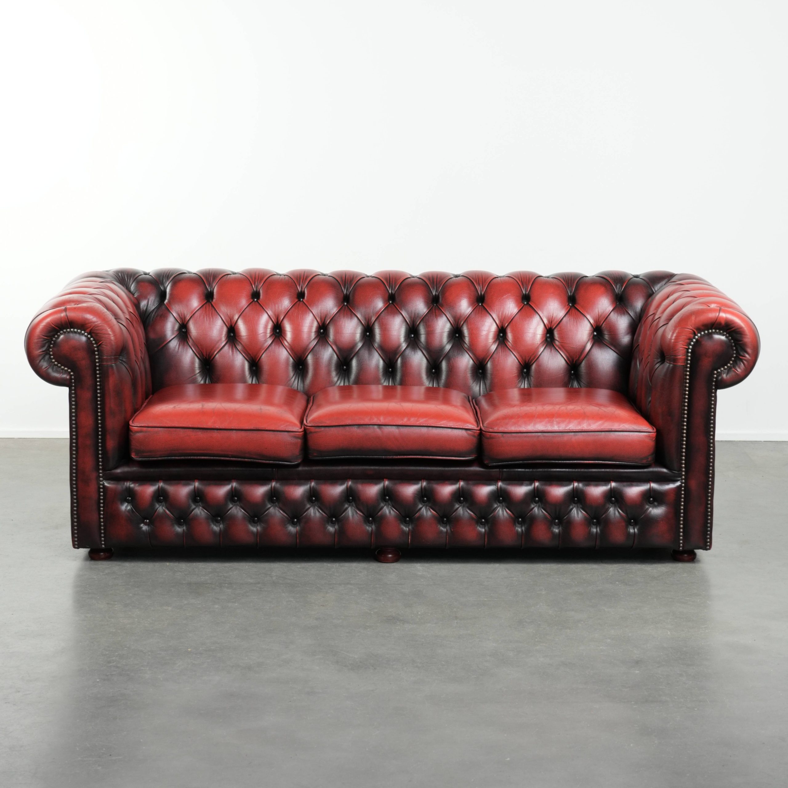 Mooie Engelse chesterfield 2.5/ 3 zits bank gemaakt van rundleer in een luxe rode kleur