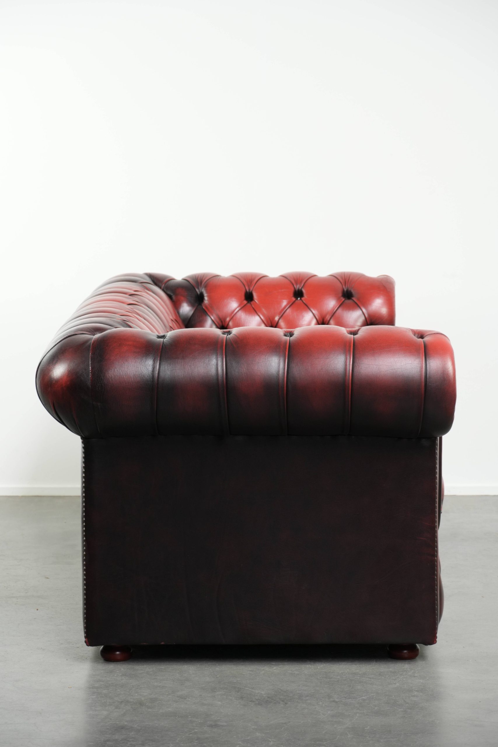 Mooie Engelse chesterfield 2.5/ 3 zits bank gemaakt van rundleer in een luxe rode kleur - Afbeelding 2