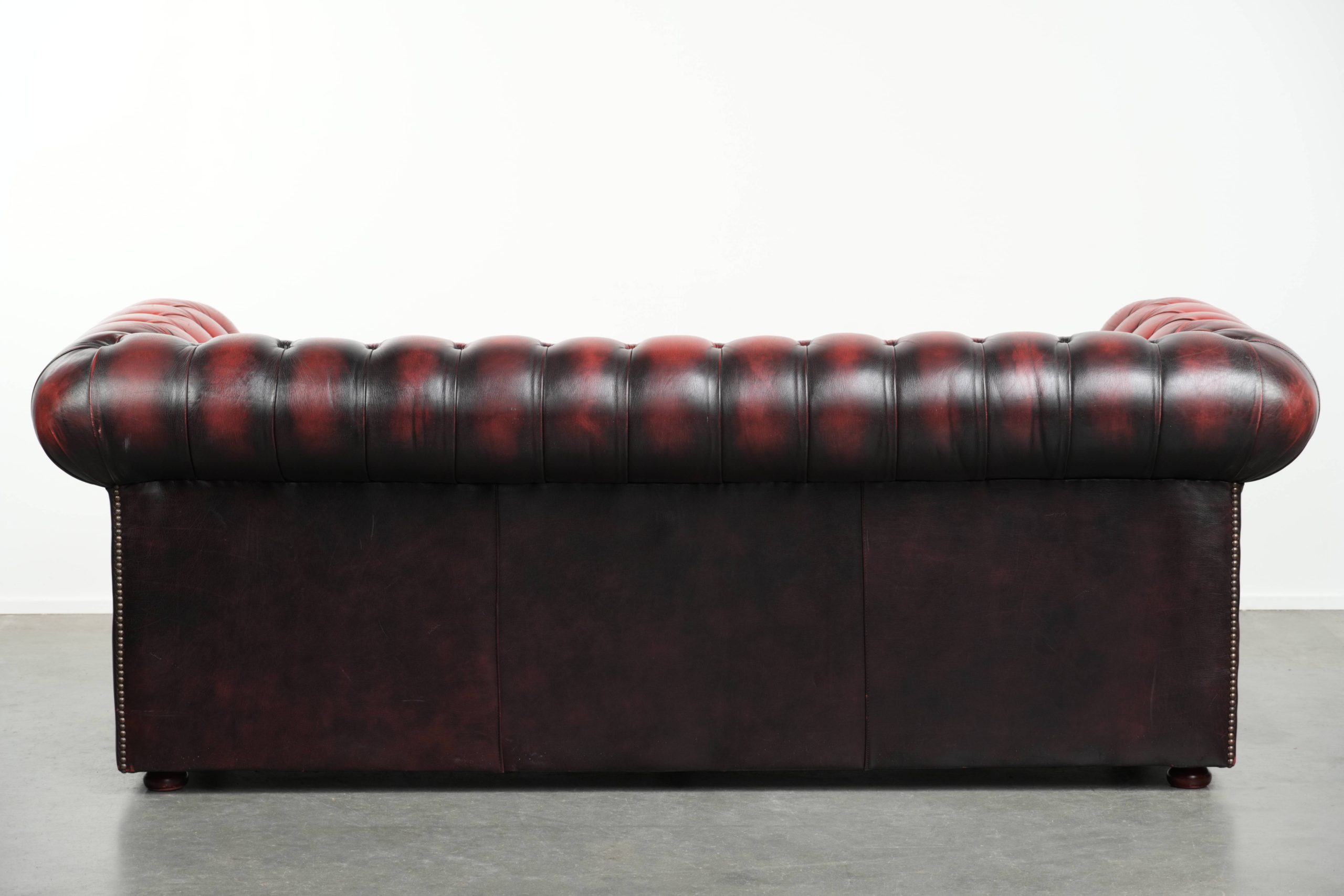 Mooie Engelse chesterfield 2.5/ 3 zits bank gemaakt van rundleer in een luxe rode kleur - Afbeelding 3