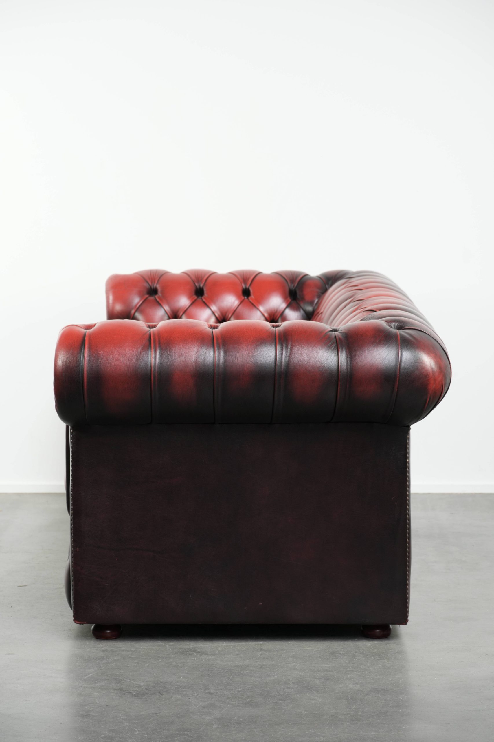 Mooie Engelse chesterfield 2.5/ 3 zits bank gemaakt van rundleer in een luxe rode kleur - Afbeelding 4