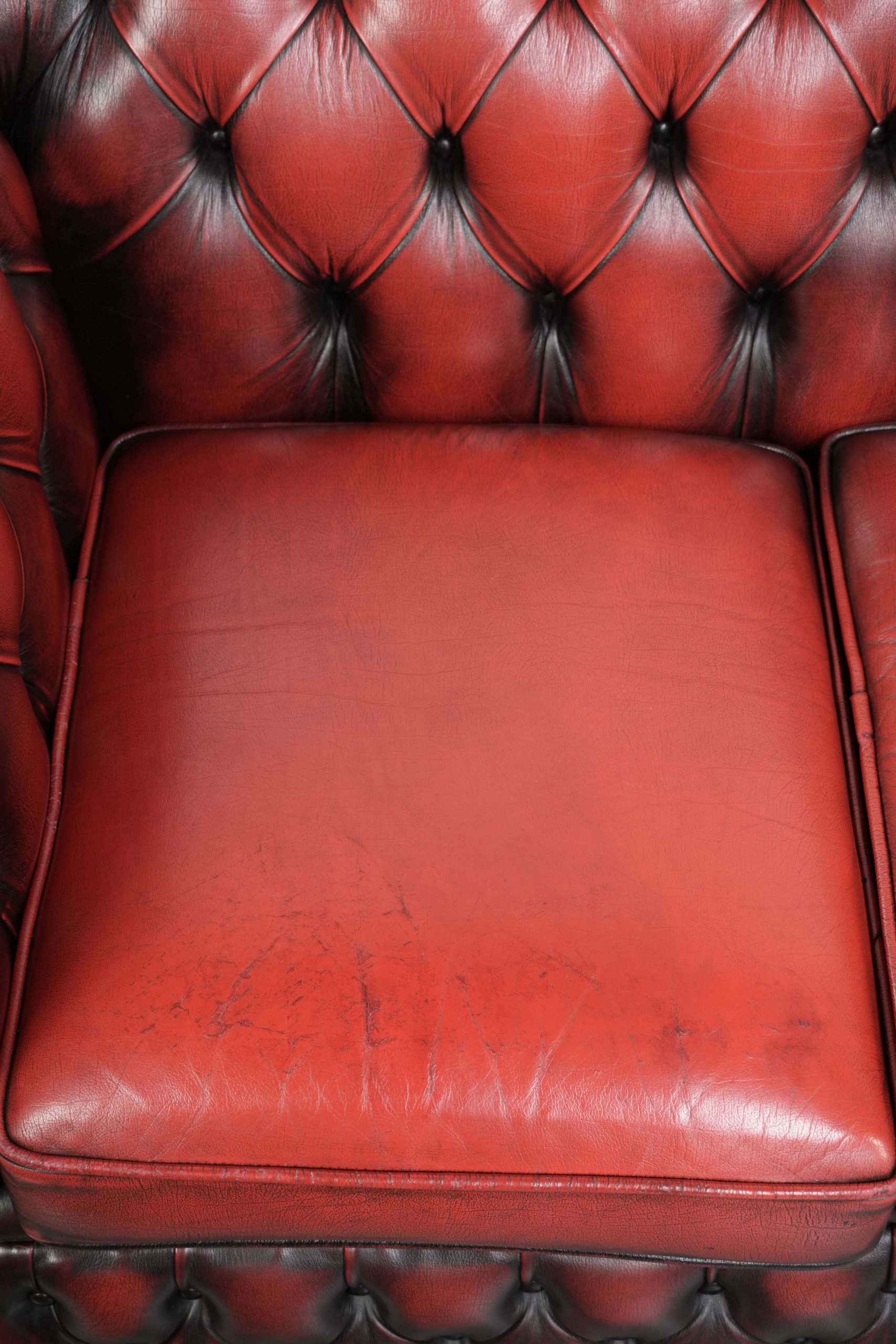 Mooie Engelse chesterfield 2.5/ 3 zits bank gemaakt van rundleer in een luxe rode kleur - Afbeelding 5