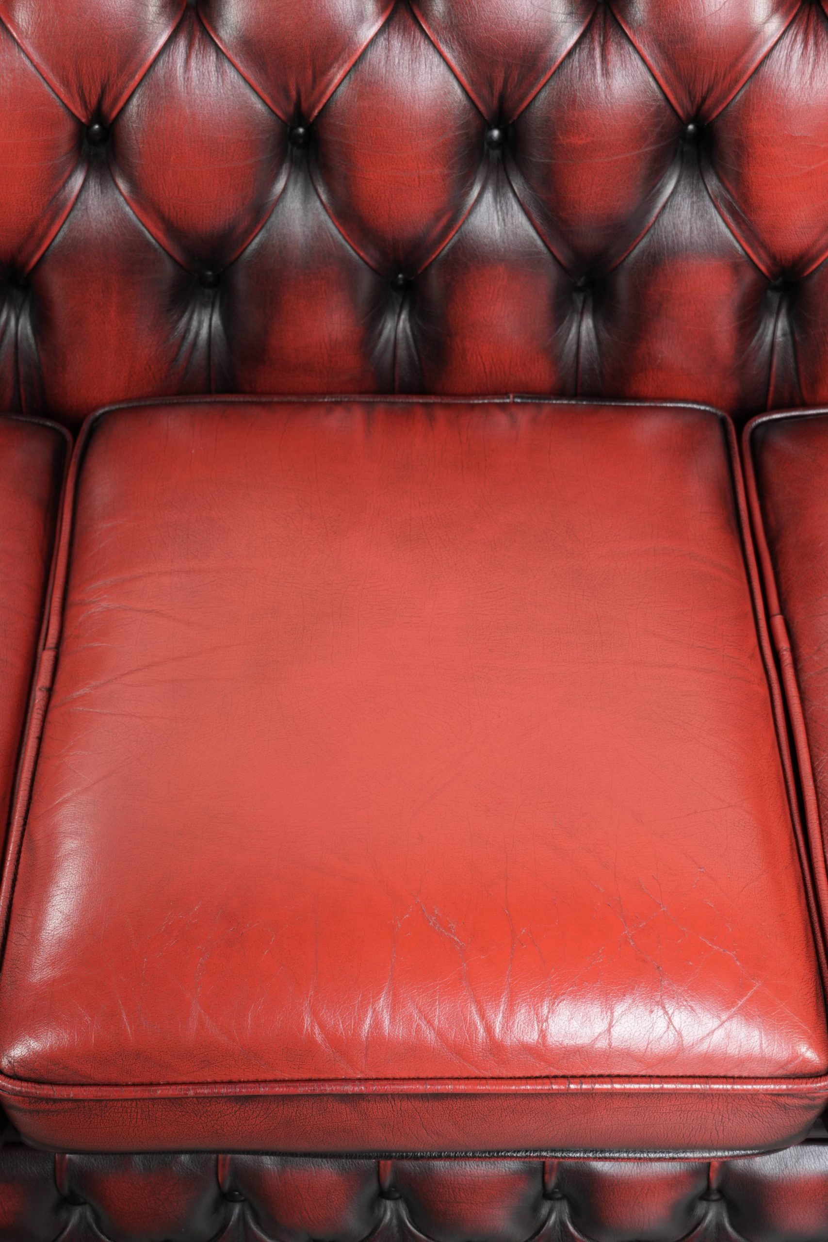 Mooie Engelse chesterfield 2.5/ 3 zits bank gemaakt van rundleer in een luxe rode kleur - Afbeelding 6
