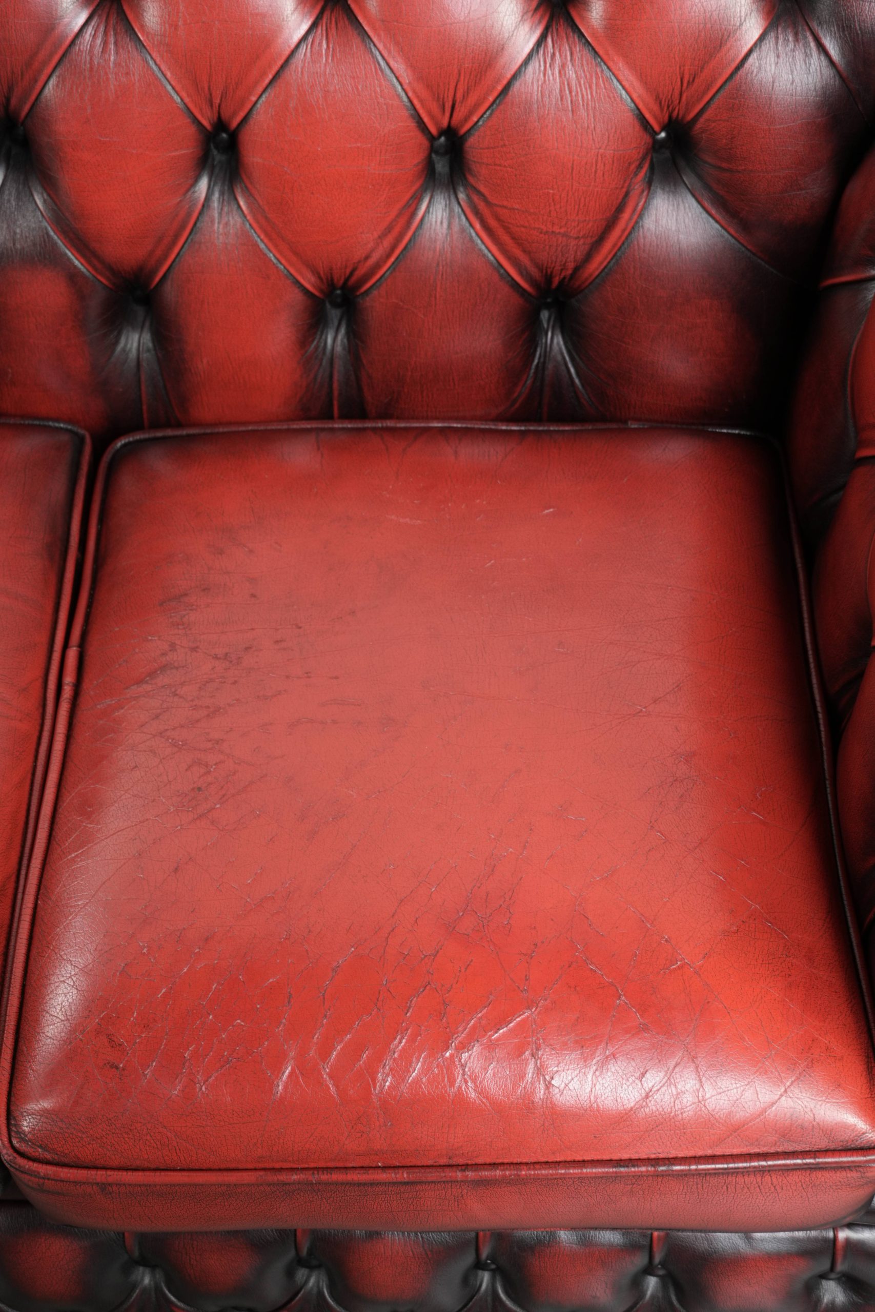 Mooie Engelse chesterfield 2.5/ 3 zits bank gemaakt van rundleer in een luxe rode kleur - Afbeelding 7