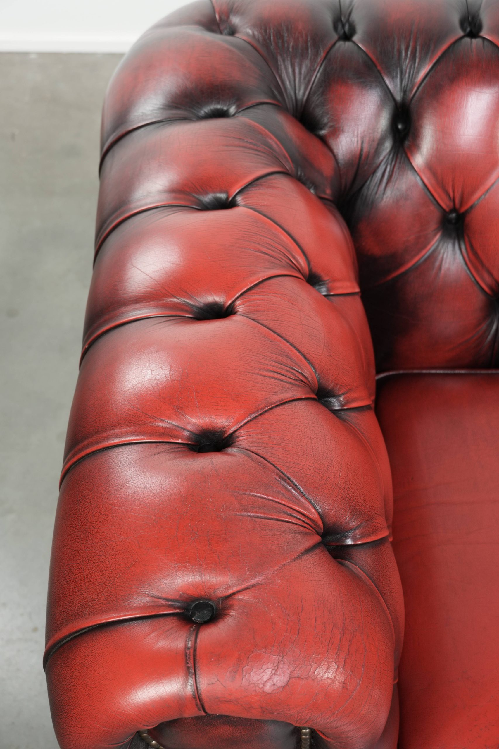 Mooie Engelse chesterfield 2.5/ 3 zits bank gemaakt van rundleer in een luxe rode kleur - Afbeelding 8
