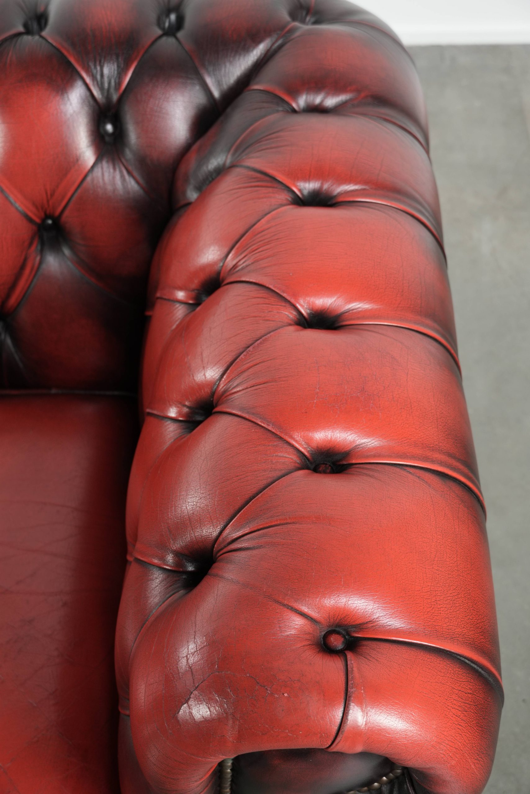 Mooie Engelse chesterfield 2.5/ 3 zits bank gemaakt van rundleer in een luxe rode kleur - Afbeelding 9