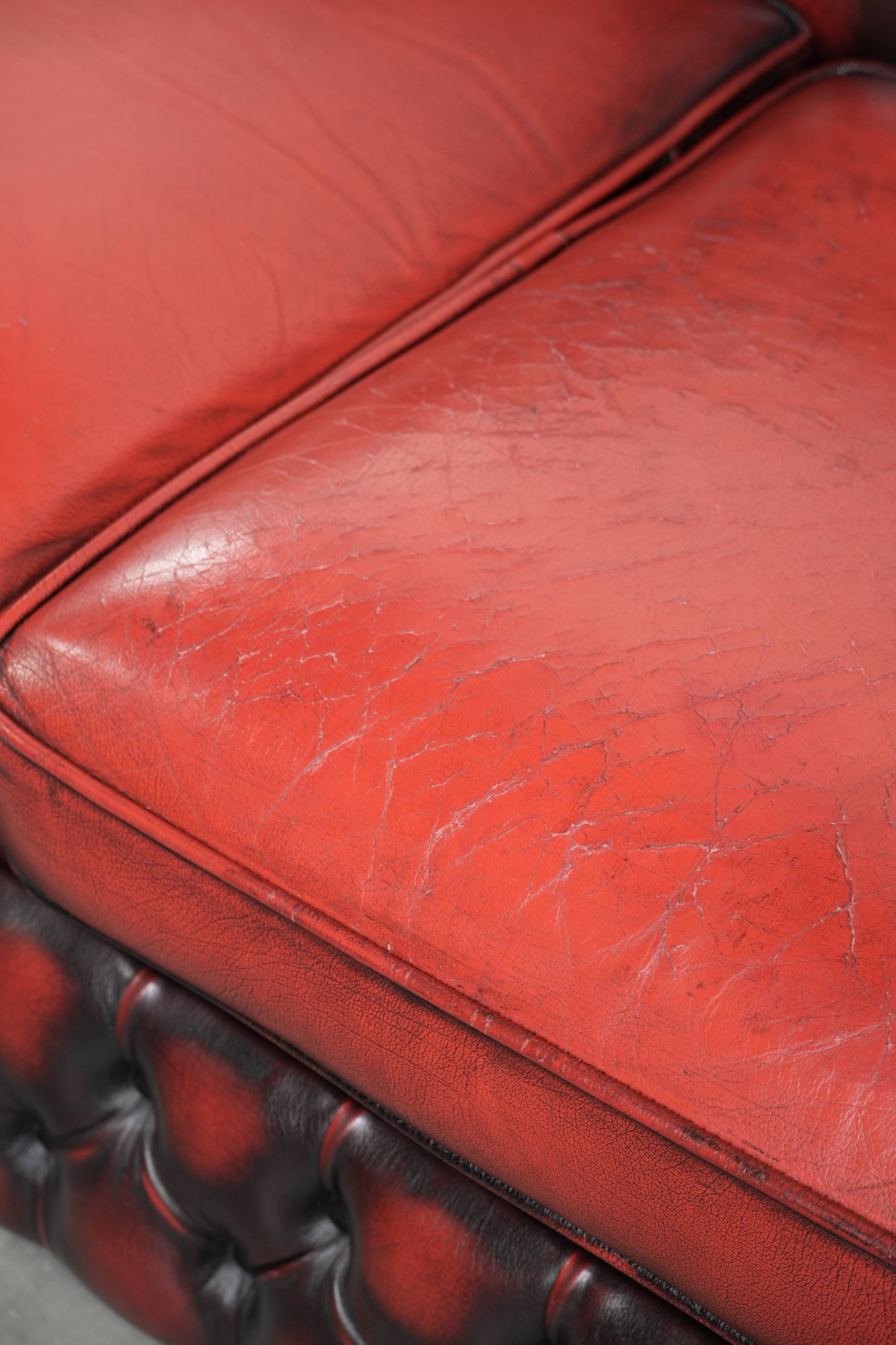 Mooie Engelse chesterfield 2.5/ 3 zits bank gemaakt van rundleer in een luxe rode kleur - Afbeelding 12