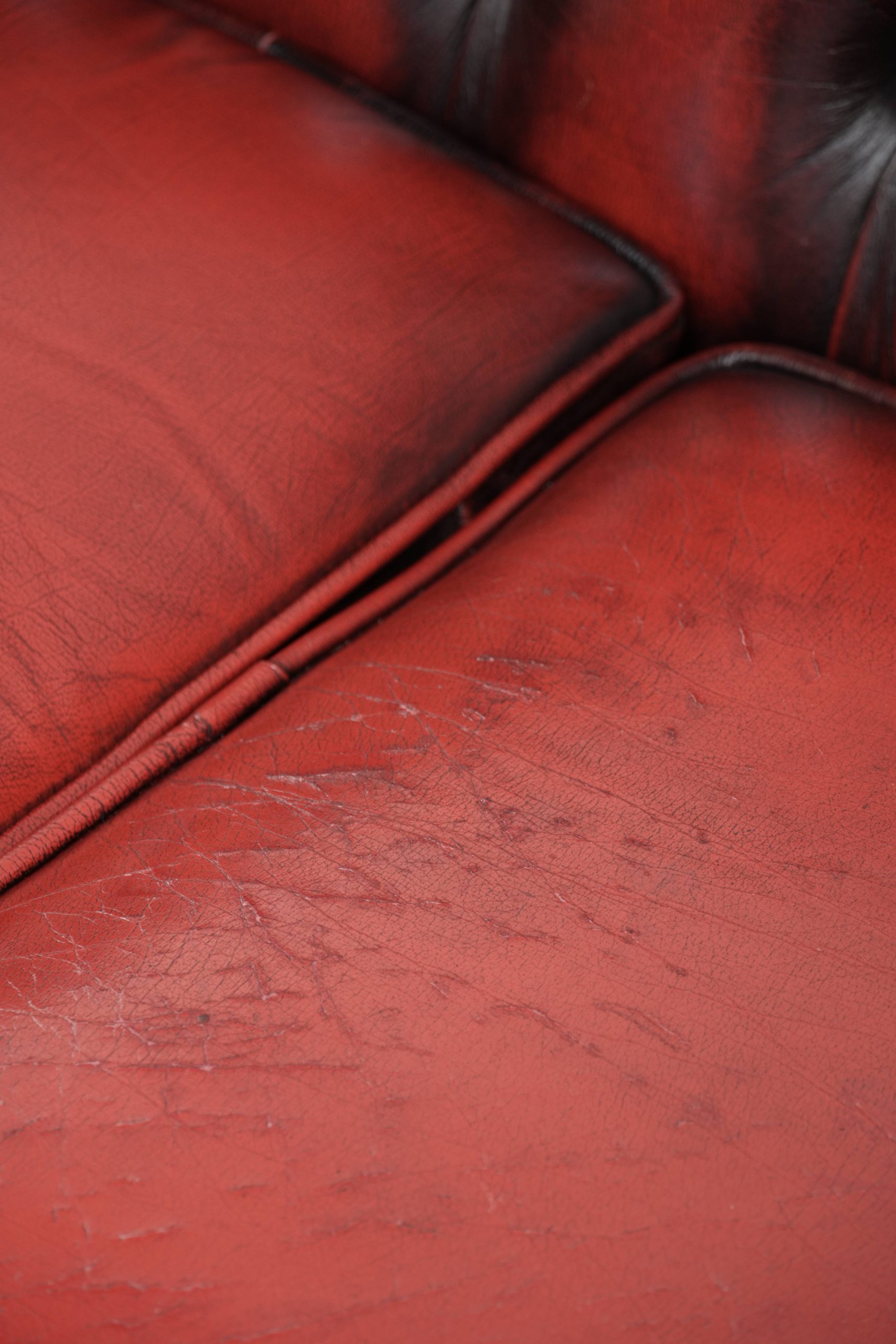 Mooie Engelse chesterfield 2.5/ 3 zits bank gemaakt van rundleer in een luxe rode kleur - Afbeelding 13