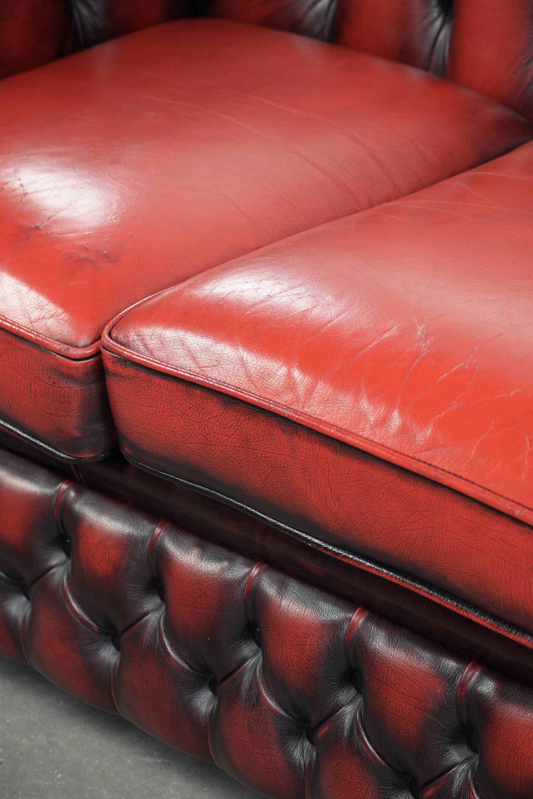 Mooie Engelse chesterfield 2.5/ 3 zits bank gemaakt van rundleer in een luxe rode kleur - Afbeelding 14