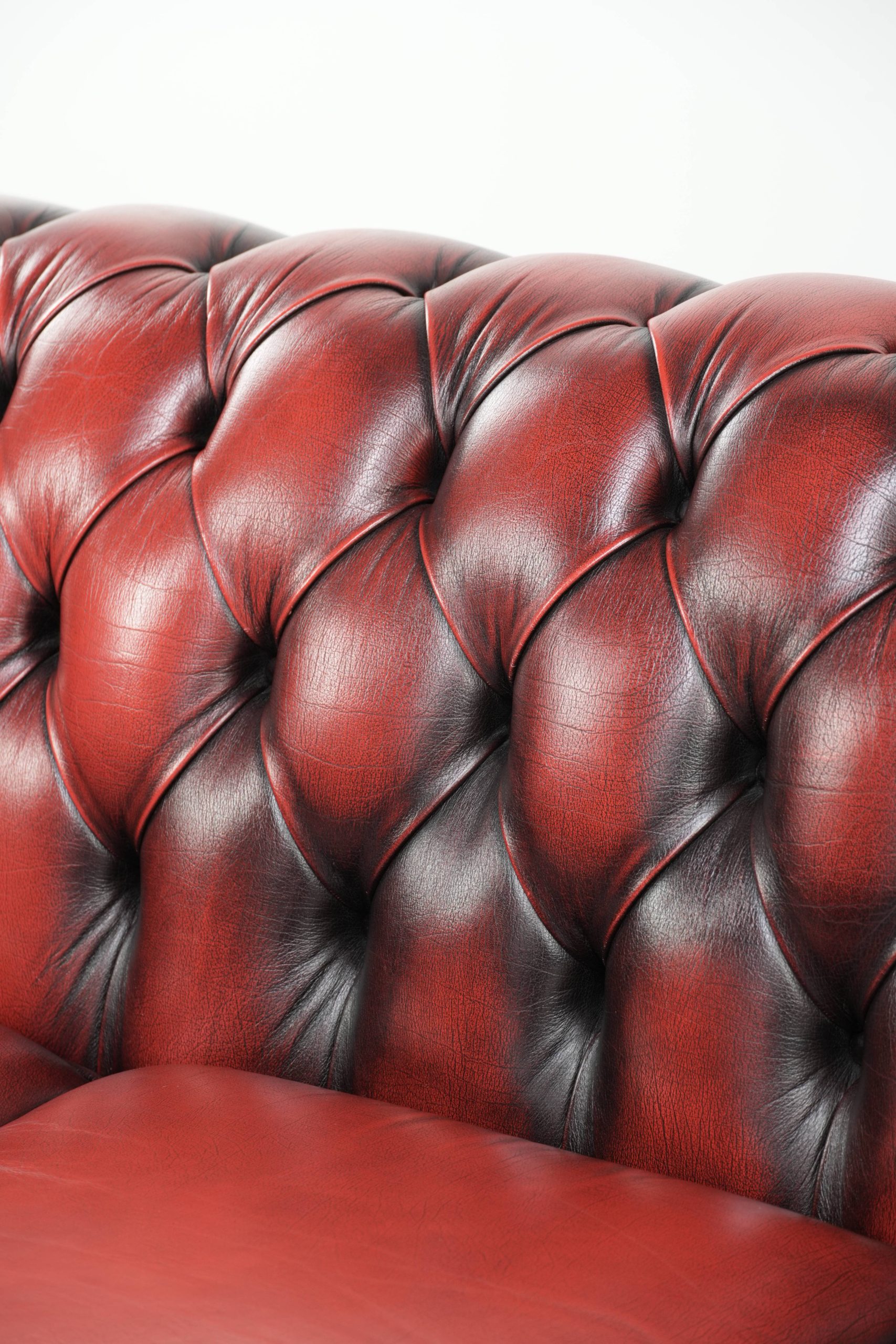 Mooie Engelse chesterfield 2.5/ 3 zits bank gemaakt van rundleer in een luxe rode kleur - Afbeelding 15