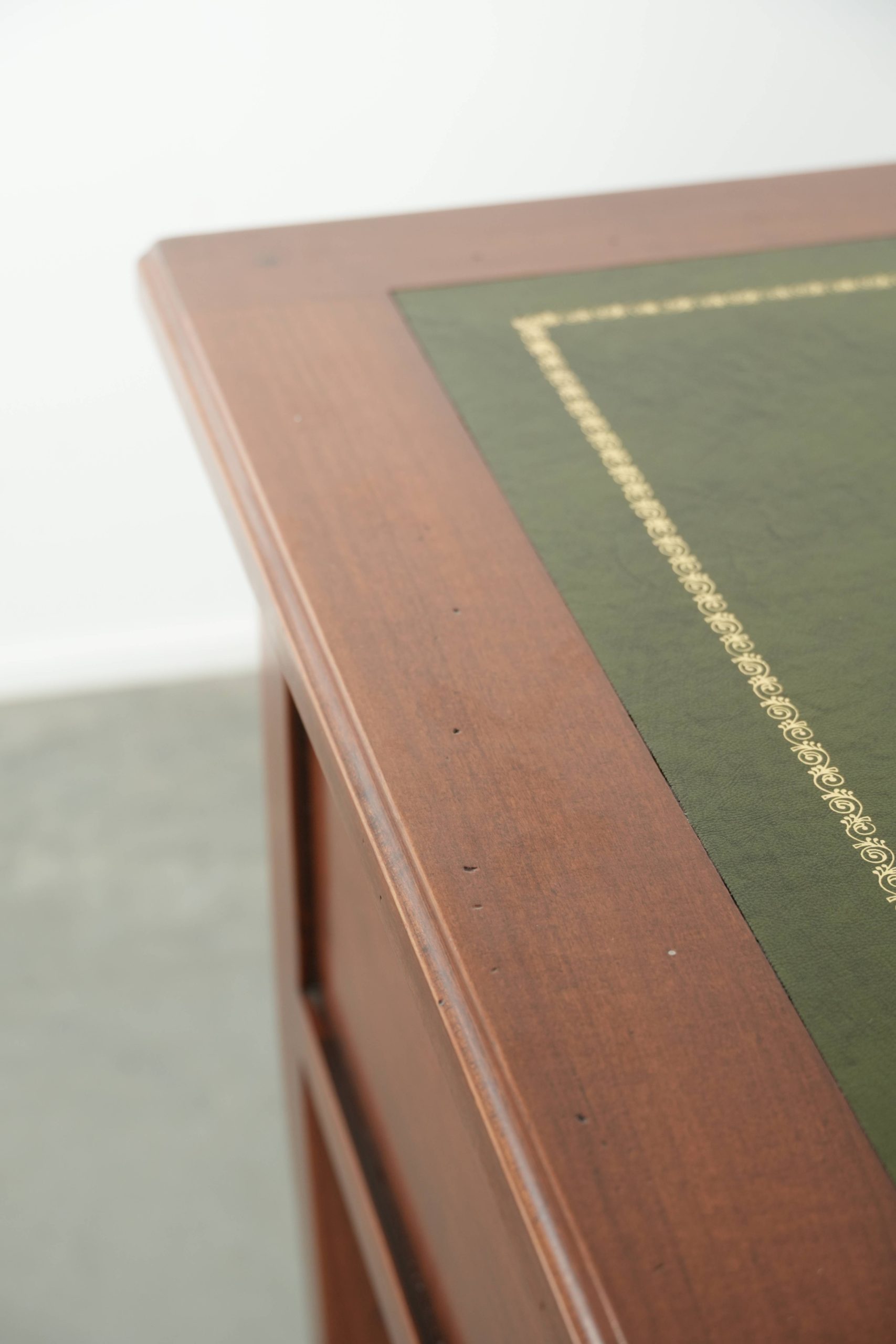 Sierlijk bureau in Engelse stijl met een groen leren blad met prachtige goudkleurige details en vijf lades - Afbeelding 11