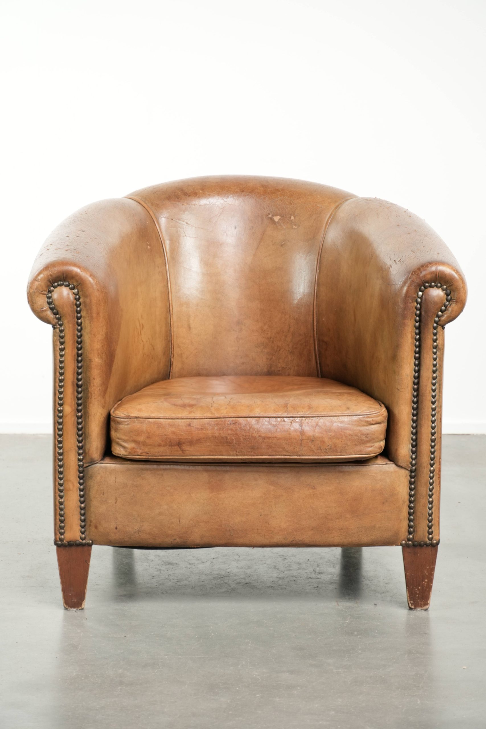 Karaktervolle vintage schapenleren clubfauteuil met mooie kleuren en afgewerkt met siernagels - Afbeelding 2