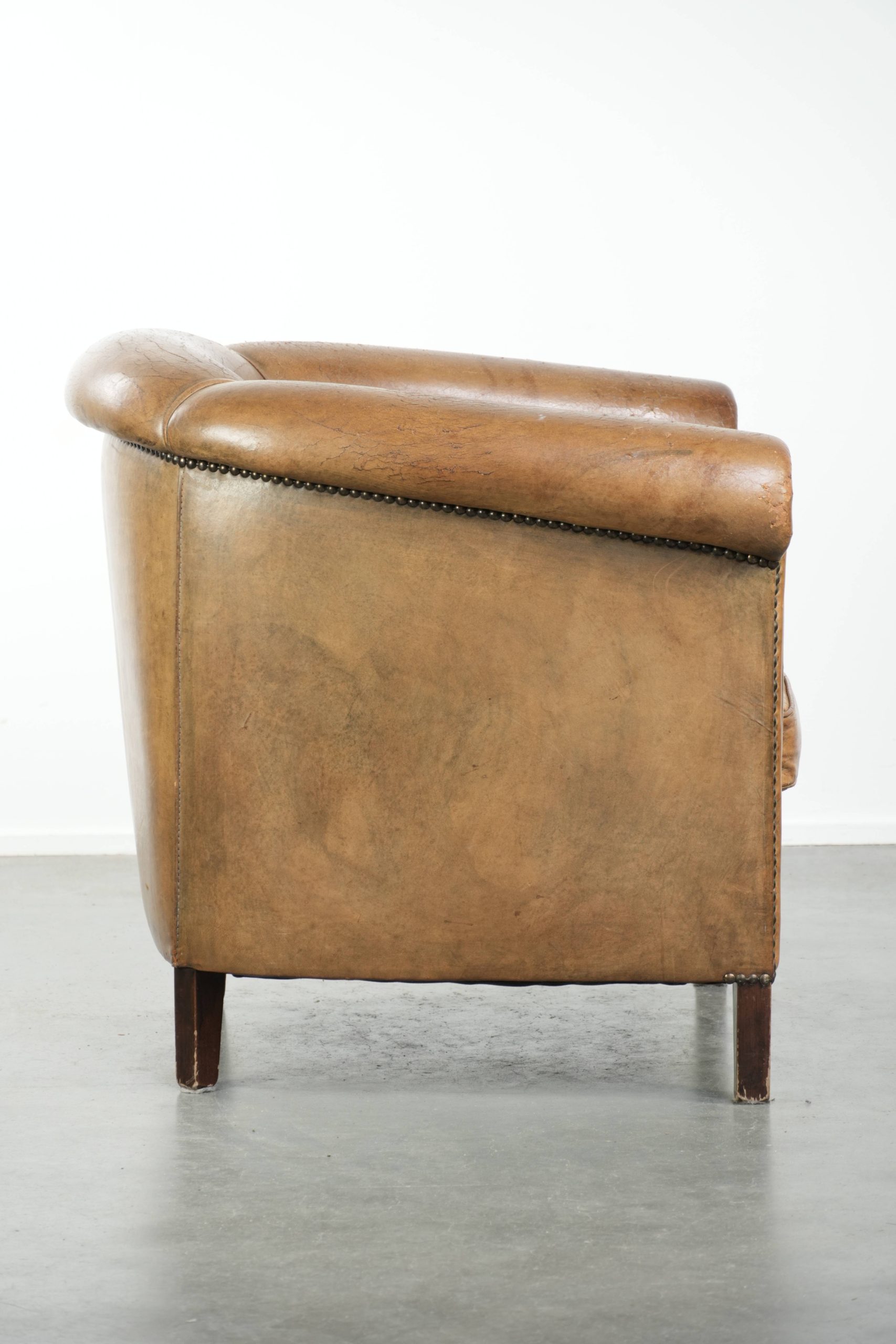 Karaktervolle vintage schapenleren clubfauteuil met mooie kleuren en afgewerkt met siernagels - Afbeelding 3